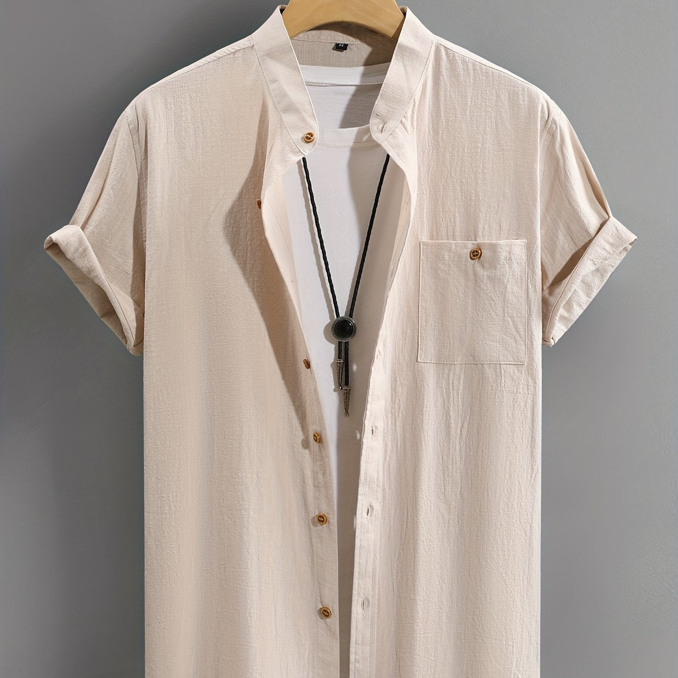 Men's casual cotton shirt in a solid color with button-up closure and chest pocket, machine washable and ideal for summer.