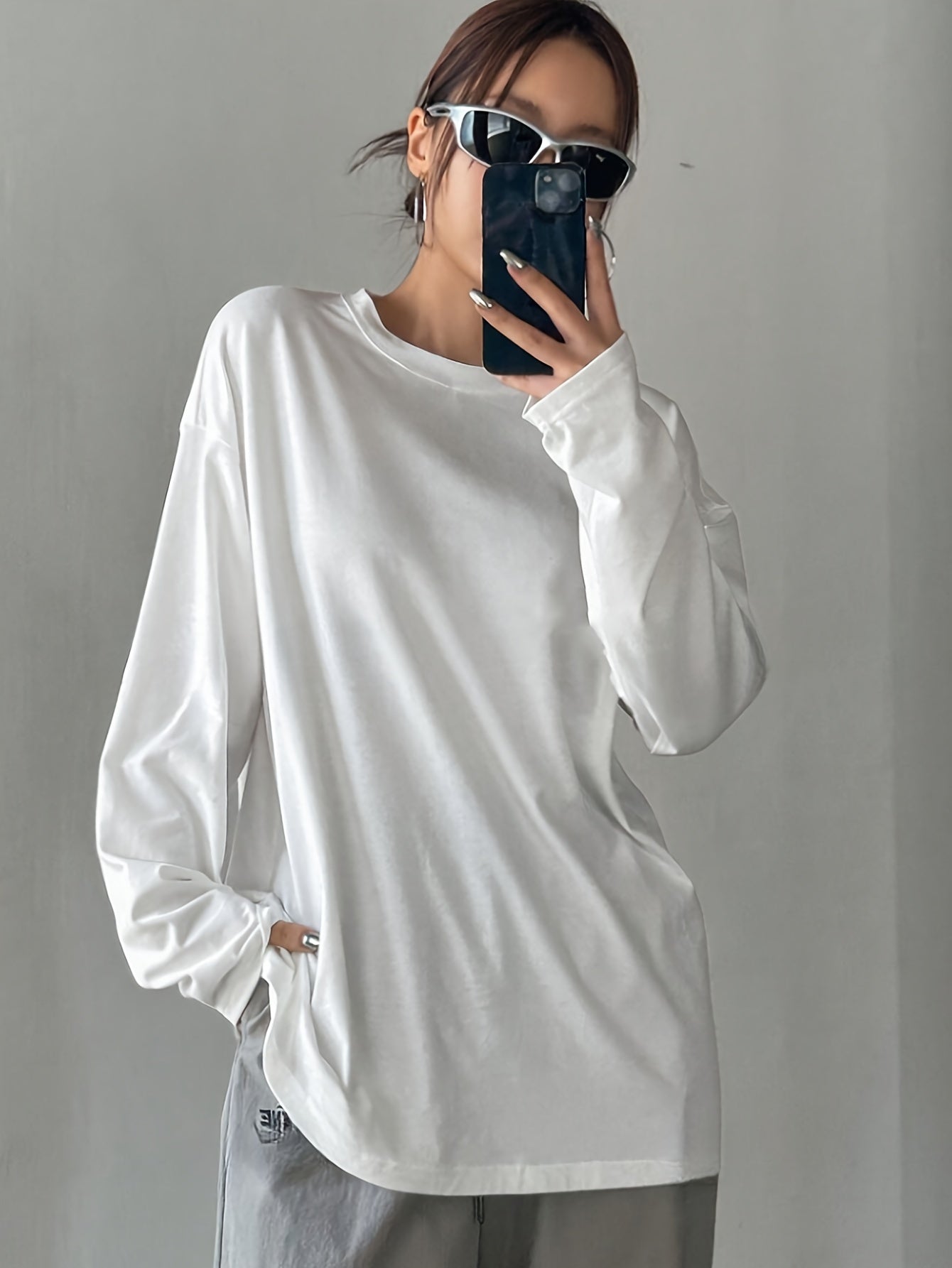 Women's casual crew neck long sleeve t-shirt in white, made of 62% polyester, 34% viscose, and 4% elastane. Regular fit with medium stretch, suitable for fall/winter fashion.