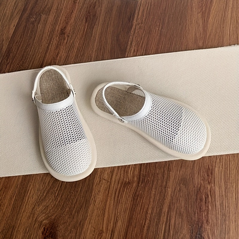 Mesh sandals with bread toe hole and one-foot slipper.