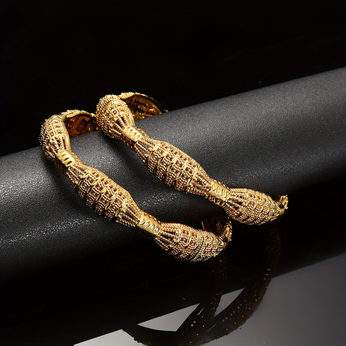 Vintage and sexy, this set of two golden Ethiopian bangle bracelets is perfect for women. Made of alloy, they are ideal for both casual attire and special occasions.