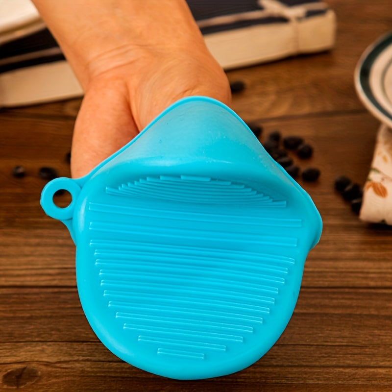 Get your hands on a convenient 3-piece kitchen gadget set that includes a silicone pot strainer, silicone oven mitts, and an adjustable silicone clip strainer. These tools are ideal for pots, frying pans, and bowls. The silicone oven mitts are a