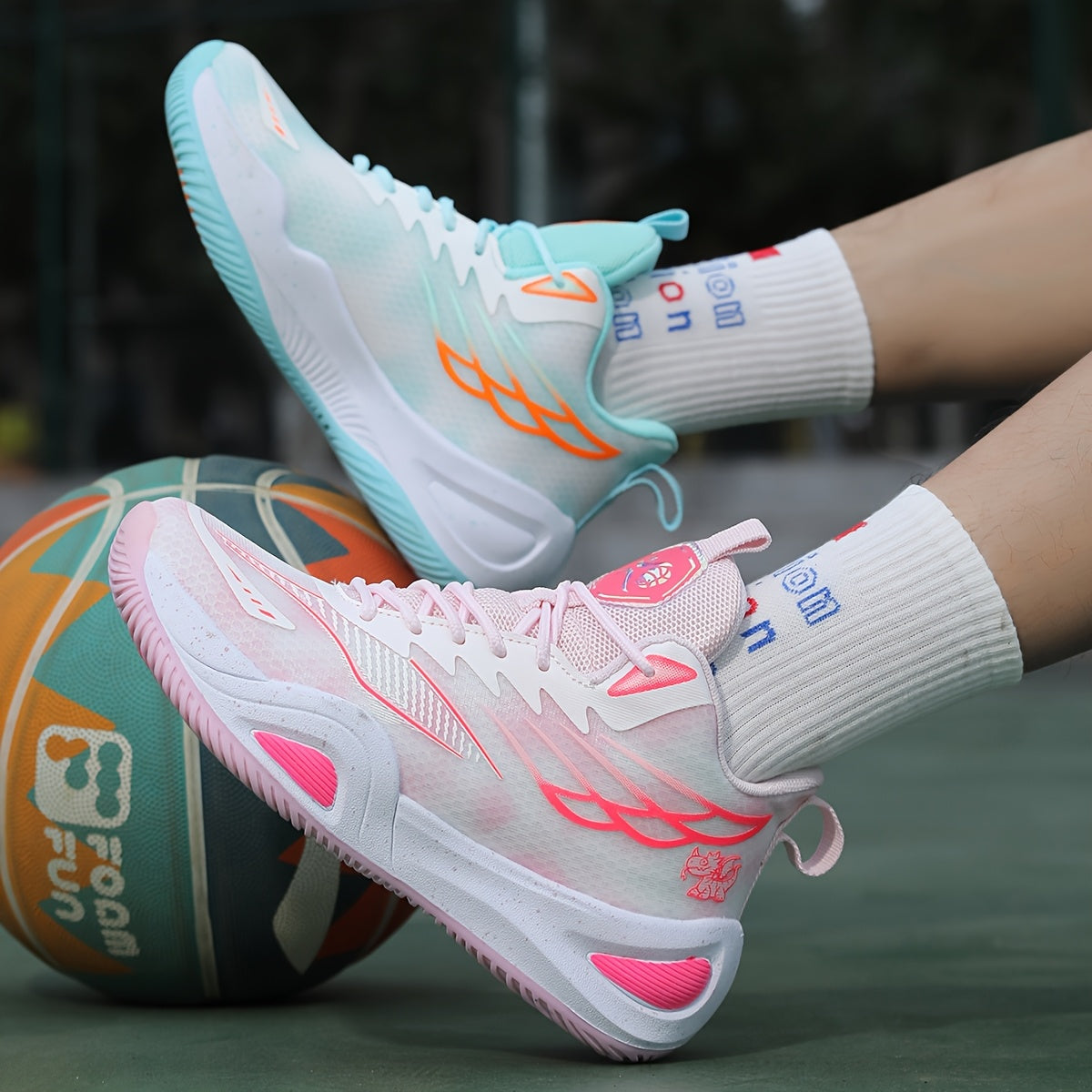 Professional low-top basketball shoes for couples, designed for indoor games and training with anti-slip features.