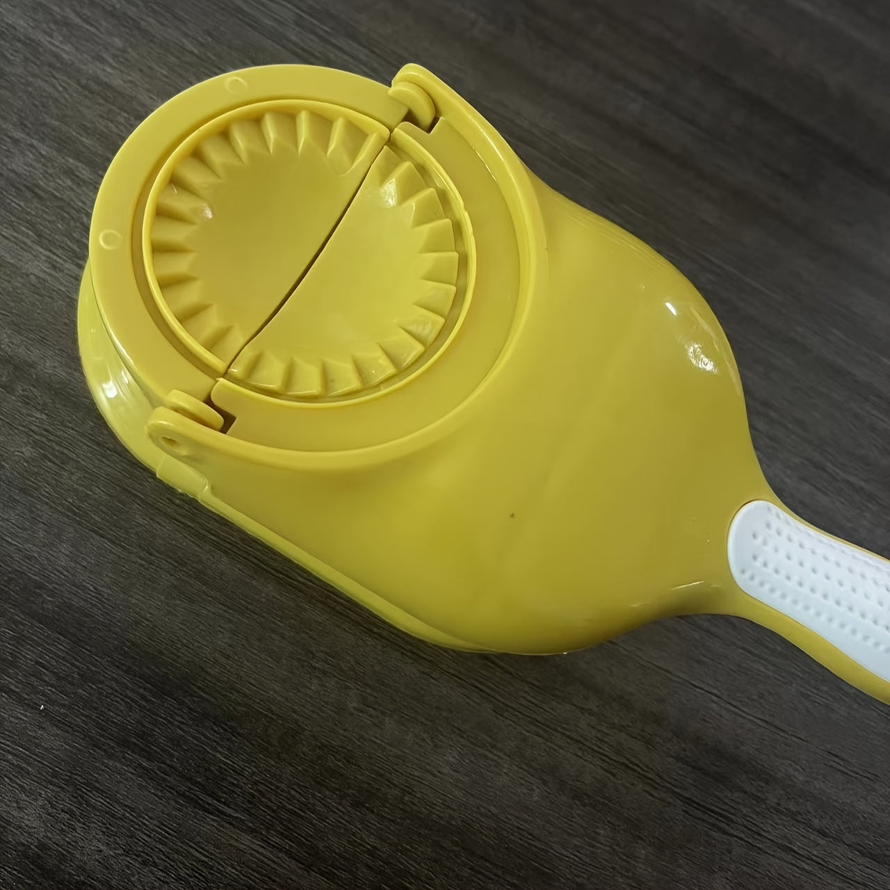 Plastic Manual Dumpling Press Mold - Convenient Handheld Dumpling Maker for Home Kitchen, Non-Electric Pocket Pie and Ravioli Mould