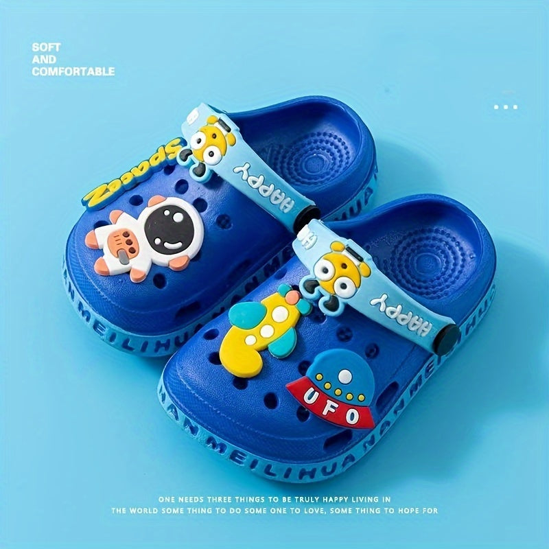 Breathable clog sandals for kids with cute cartoon decorations, quick-drying and non-slip for indoor/outdoor use in all conditions.