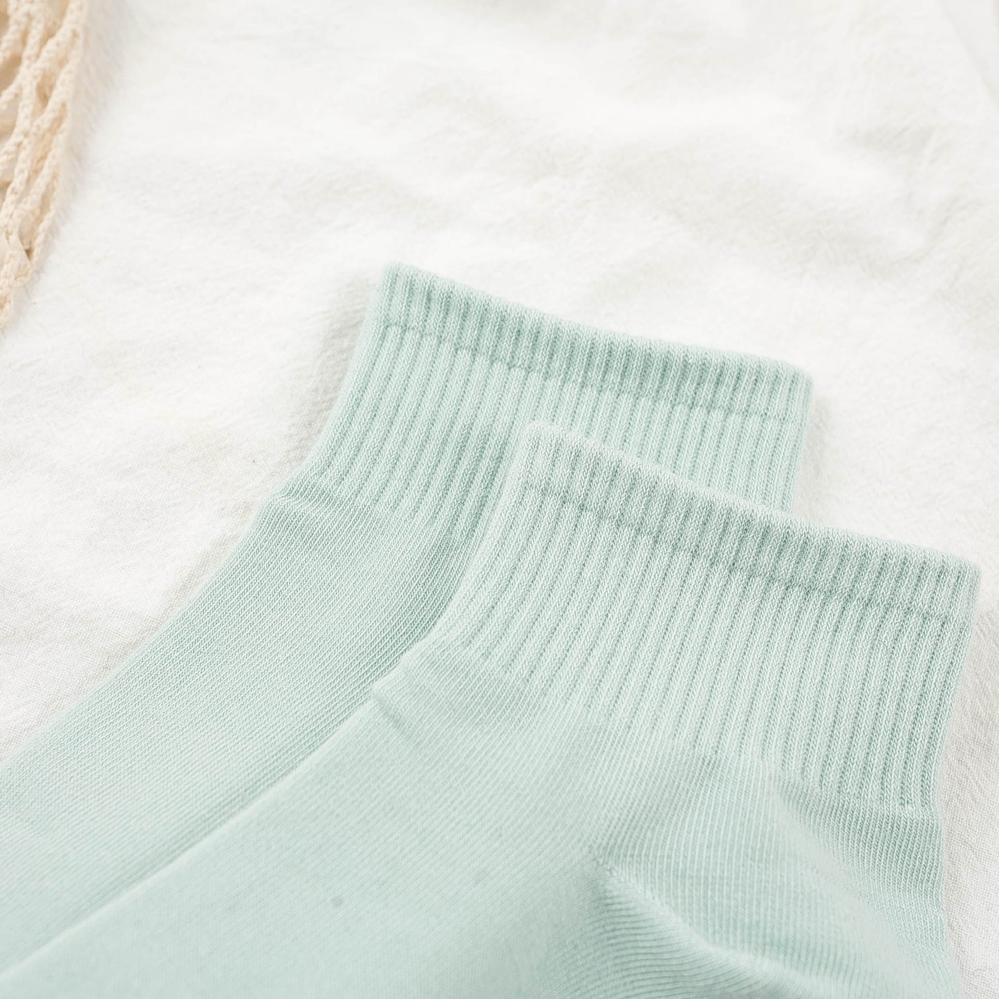 10 pairs of soft and comfortable crew socks for women, versatile and all-match.