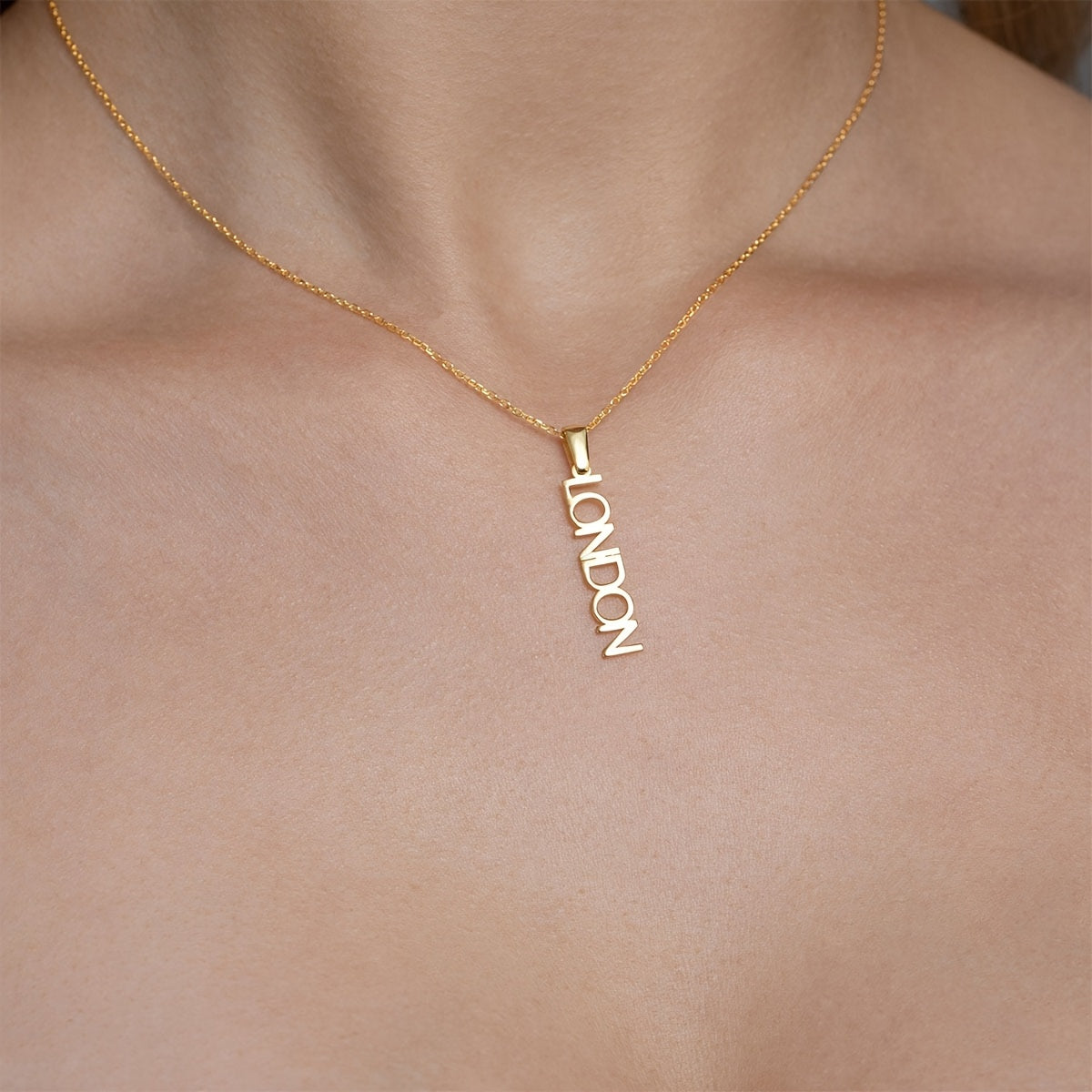 Customized women's pendant necklace made of 18K gold-plated stainless steel. Customize with your name, featuring a minimalist design ideal for daily wear and gifting. Makes a perfect gift for Valentine's Day and Christmas.