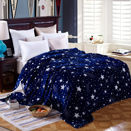 Мягкое, теплое и уютное, плед Starry Night Blue Flannel Throw Blanket идеально подходит для вашего дивана, кровати, офиса или путешествий. Изготовленный из полиэстера флиса для всех сезонов, этот плед имеет стильный геометрический космический дизайн.