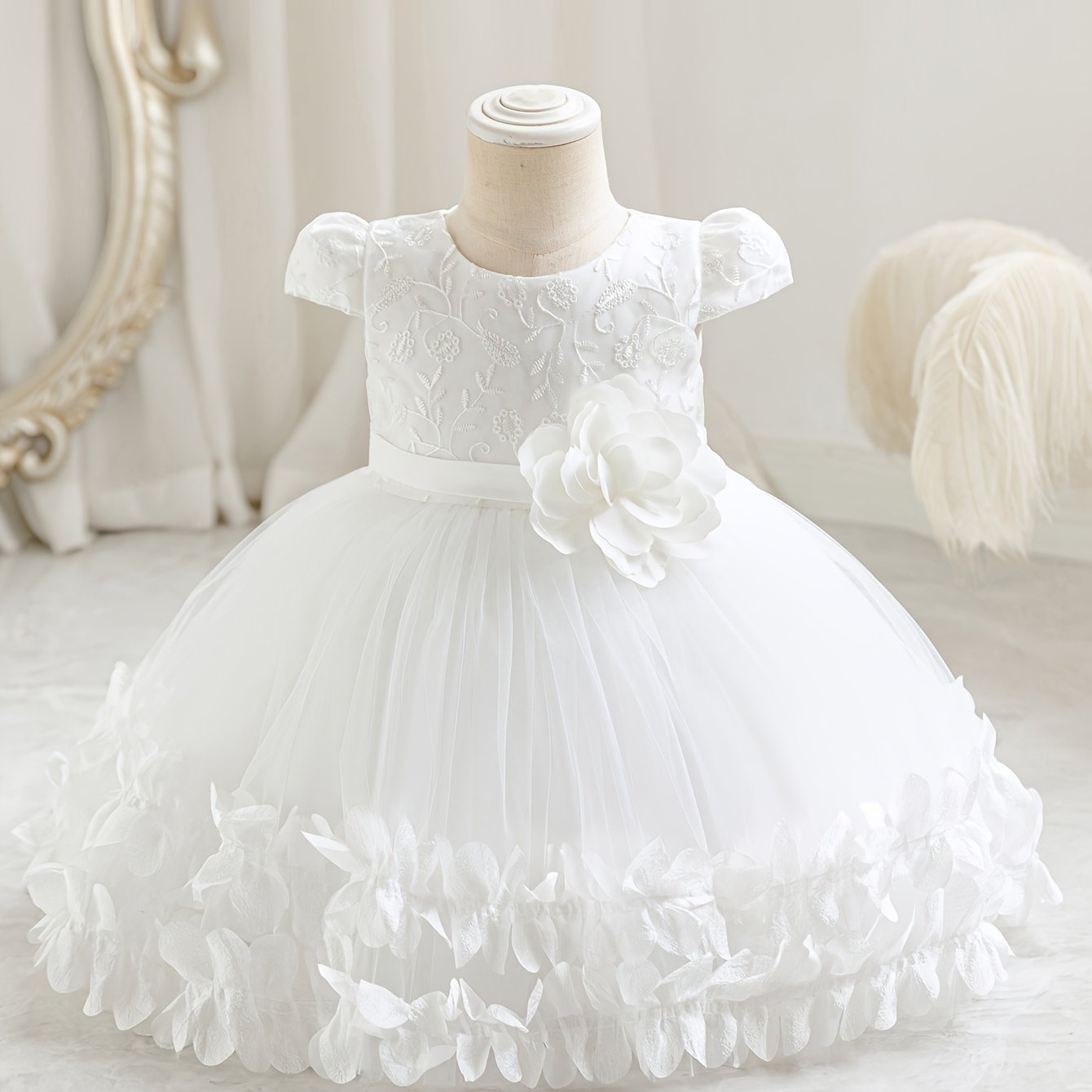 Infant's Mesh Splice Princess Dress with Flower Cap Sleeves, Ideal for Formal Events and Photography.