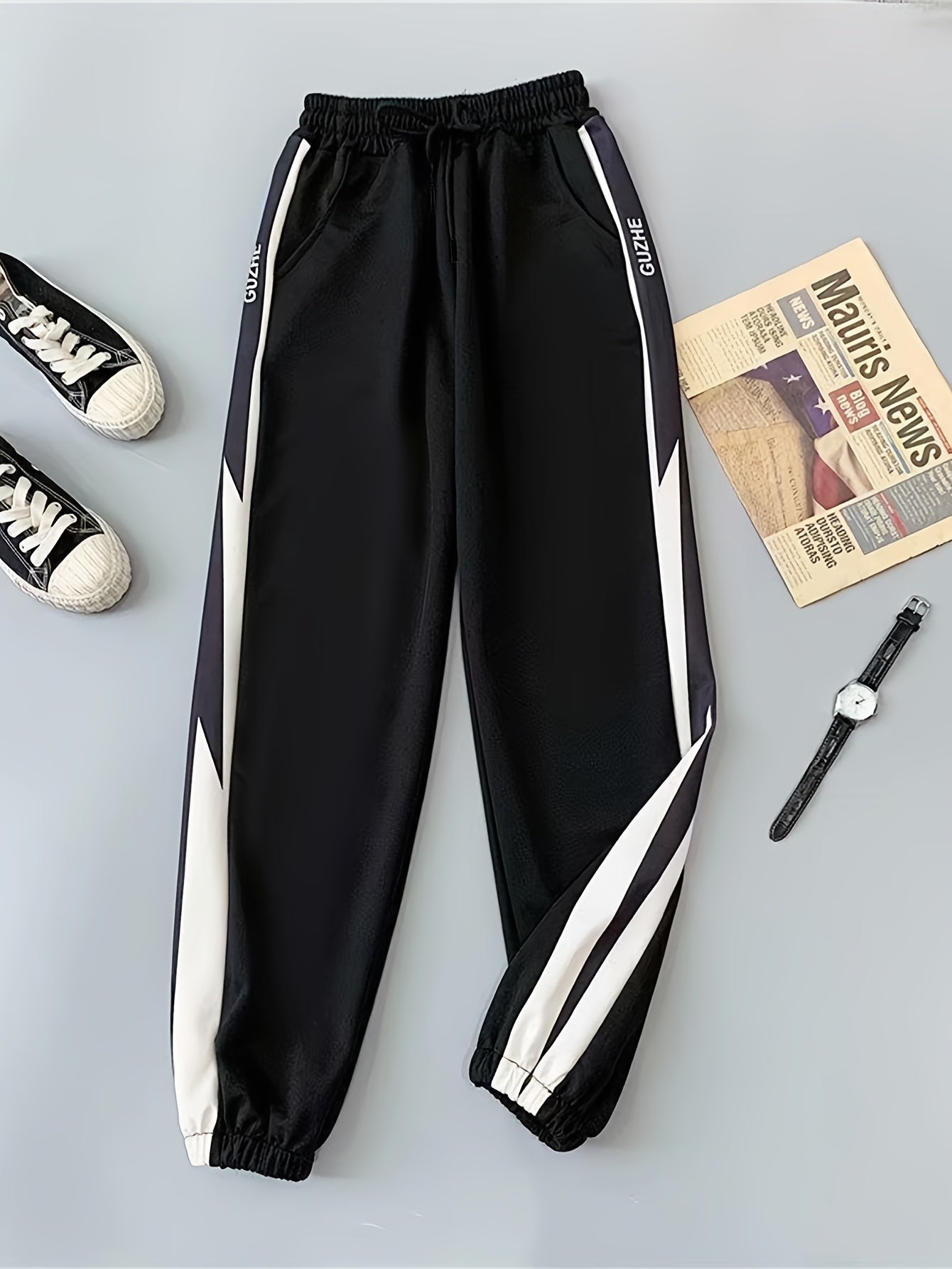 Men's lightweight stretch joggers with contrasting side panels and elastic waistband, perfect for spring/fall sports and leisure activities. Made from a polyester and elastane blend.