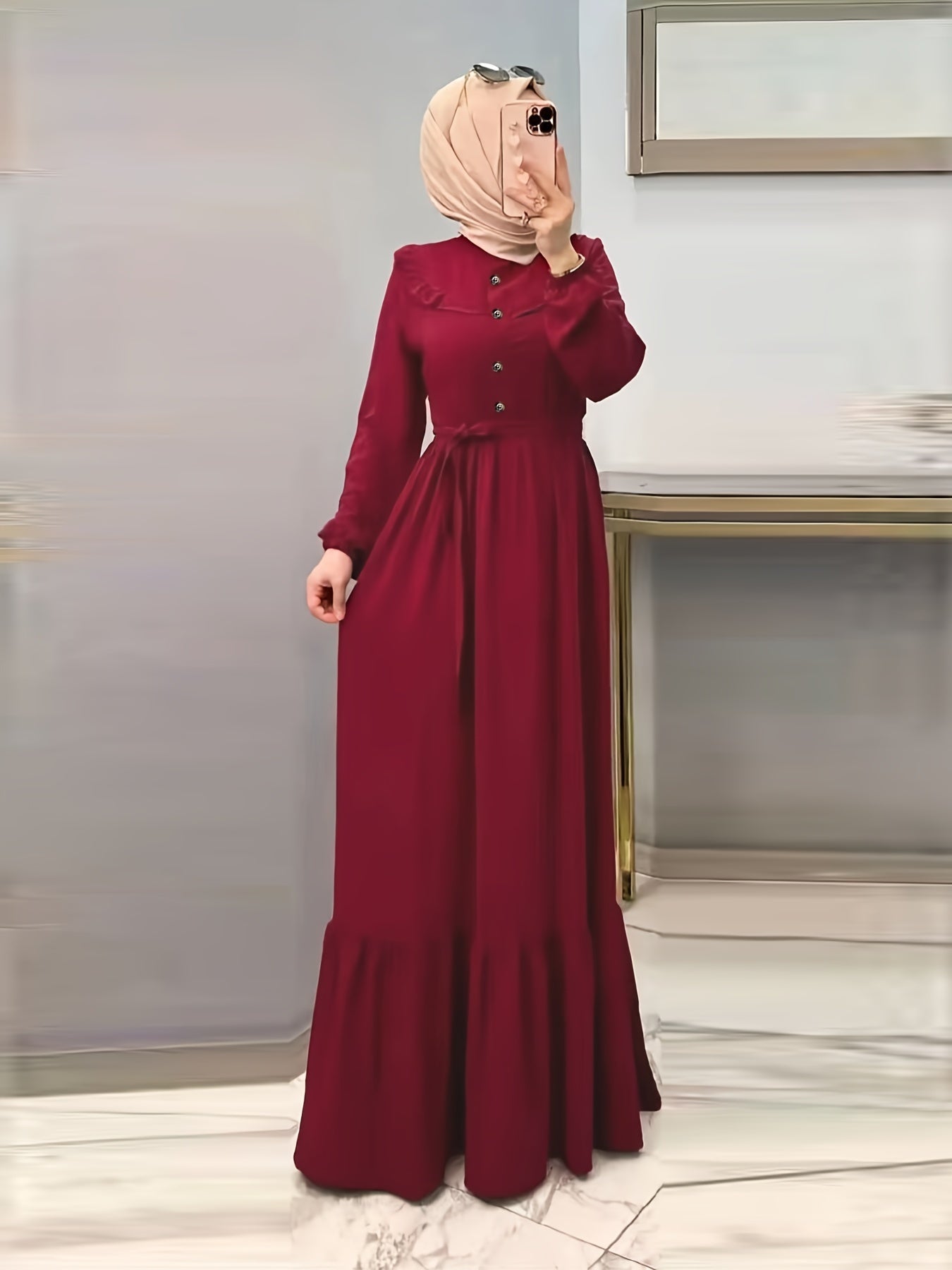 Musulmon ayollar uchun elegant burgundi rangidagi maksi ko'ylak, tugma tafsiloti, uzun yenglar va mashinada yuvish mumkin. Polyester va spandeks aralashmasidan tayyorlangan. Hijob kiritilmagan.