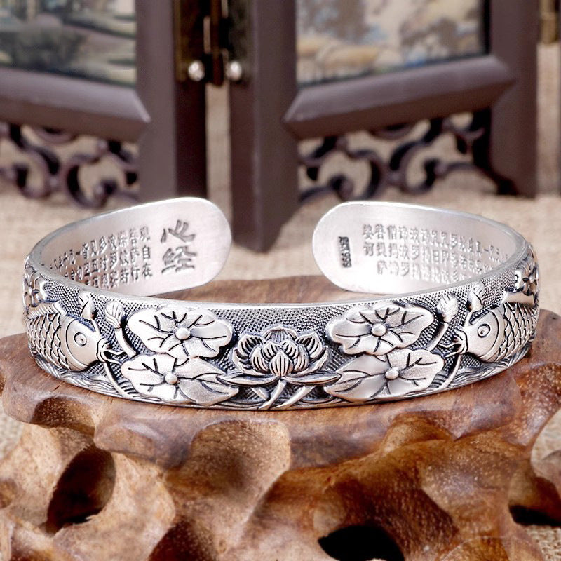 A festive gift, this S999 silver bracelet boasts a lotus fish heart pattern.