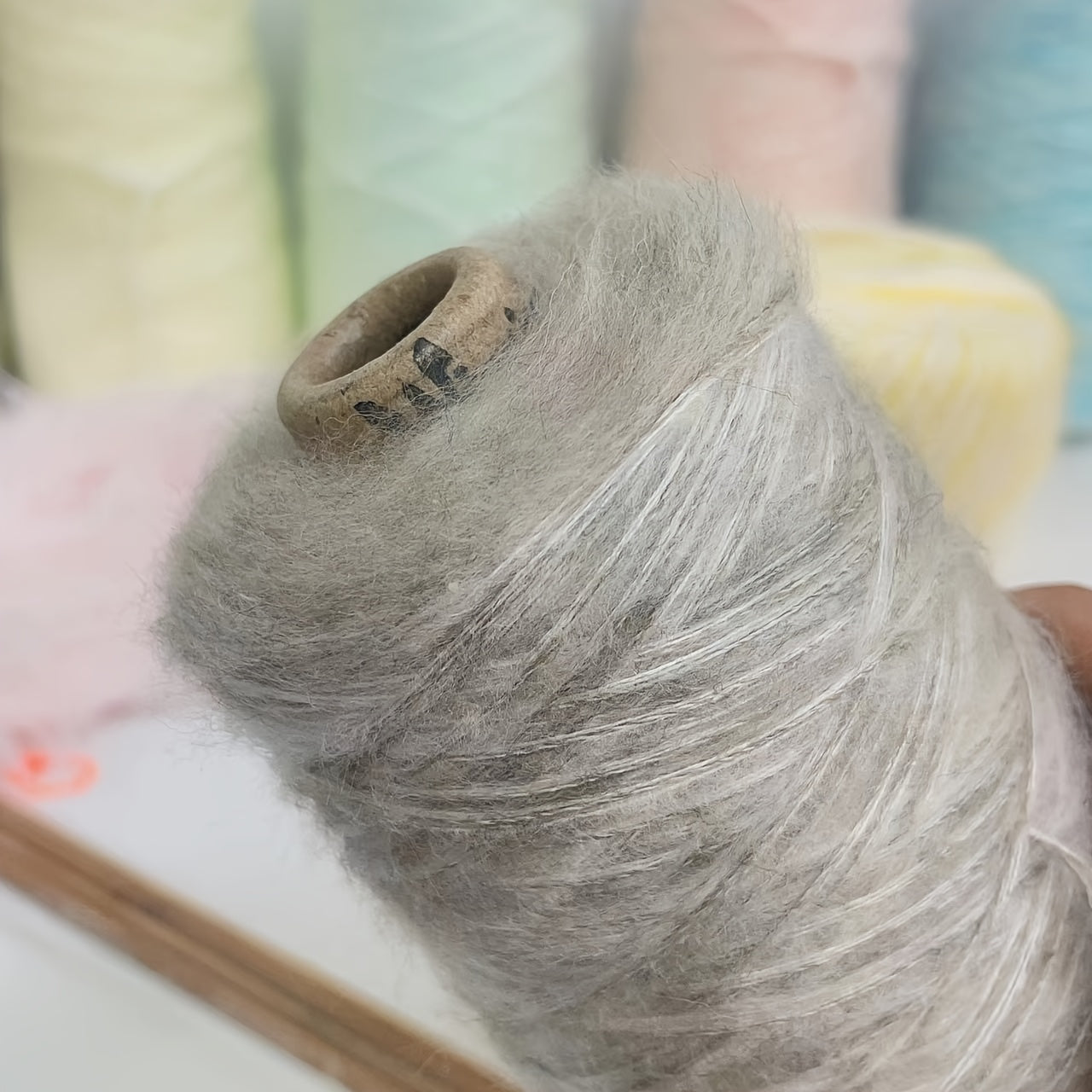 1 barrel 200g 50% mohair soch 50% akril, sviterlar, sharflar, qo'l bilan to'qish, kroşet qilish uchun yumshoq va qulay. Mohair soch, 3 ipli ip, 1mm qalinlikda, qalinligi 6".