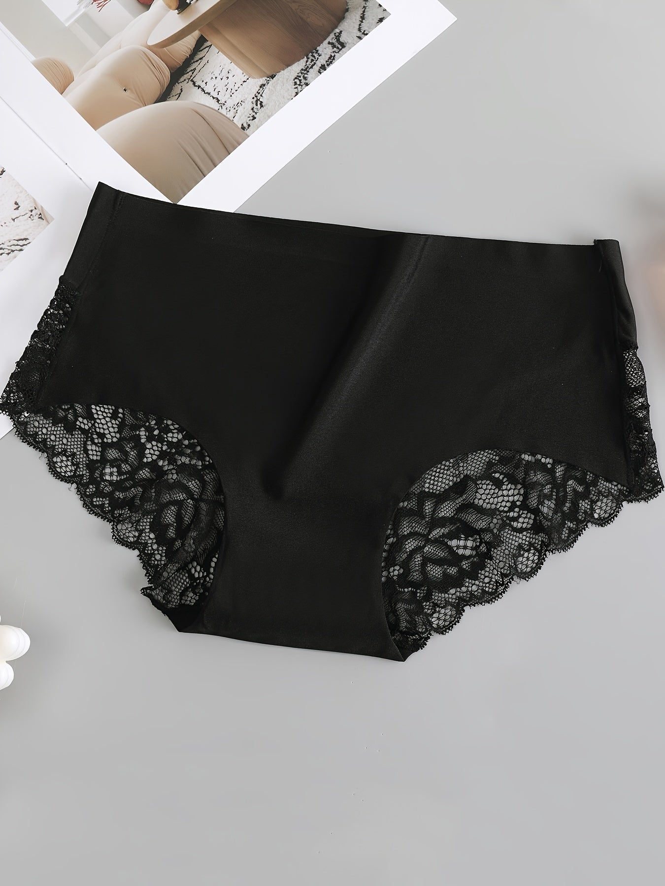 Set of 5 lace low-rise seamless panties for women.