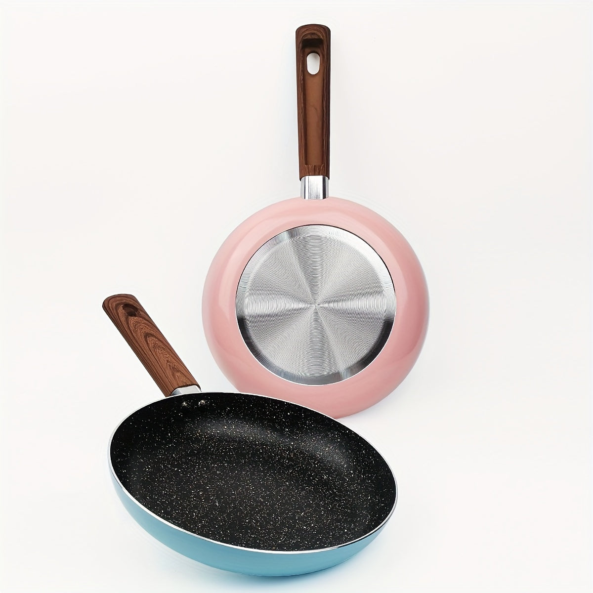 This adorable non-stick frying pan in charming pink and blue is perfect for cooking eggs. It is ideal for use on gas stoves with open flames.