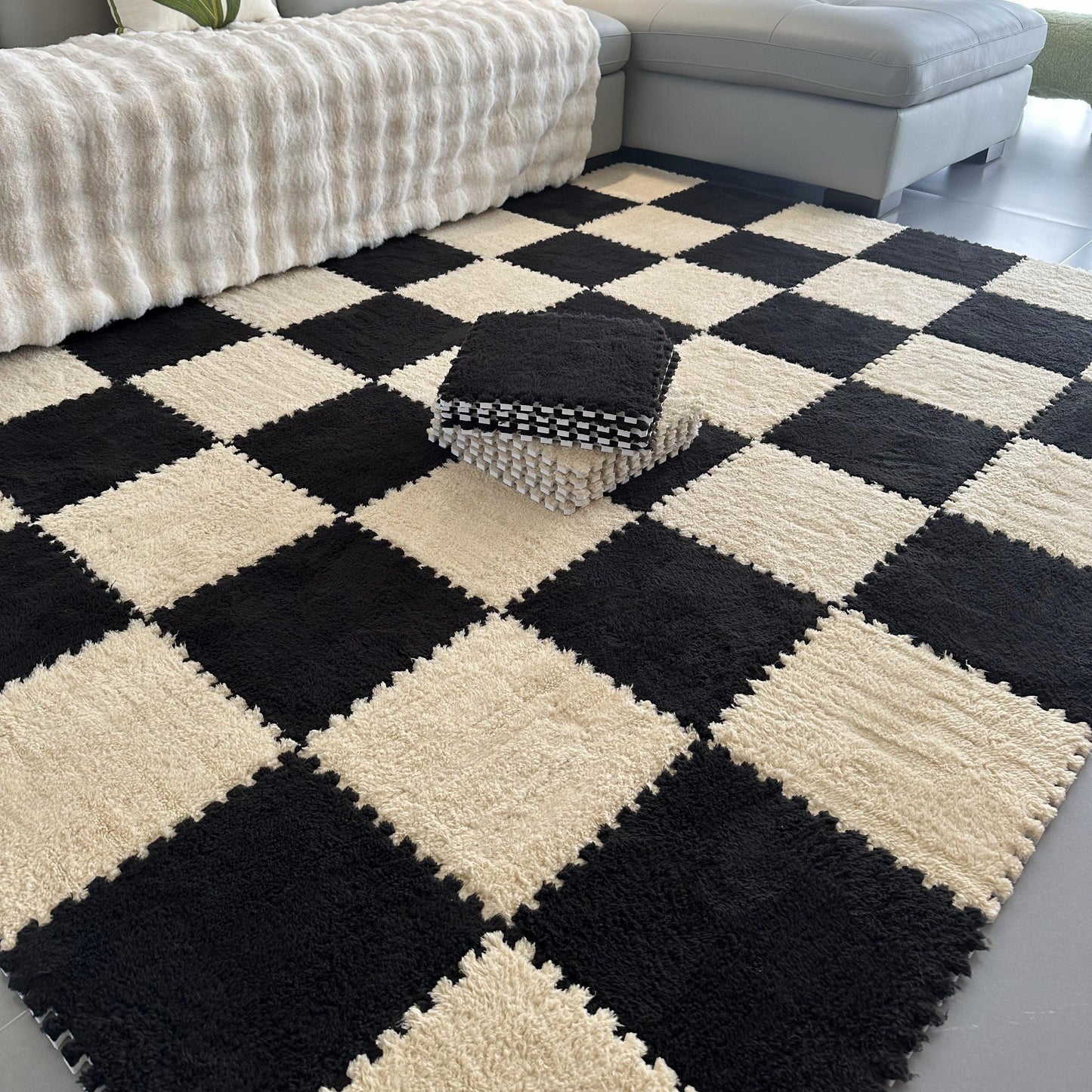 12 pieces of interlocking carpets with a thickened design, perfect for adding a punk-style touch to your bedroom or closet. These rugs are washable for easy maintenance.