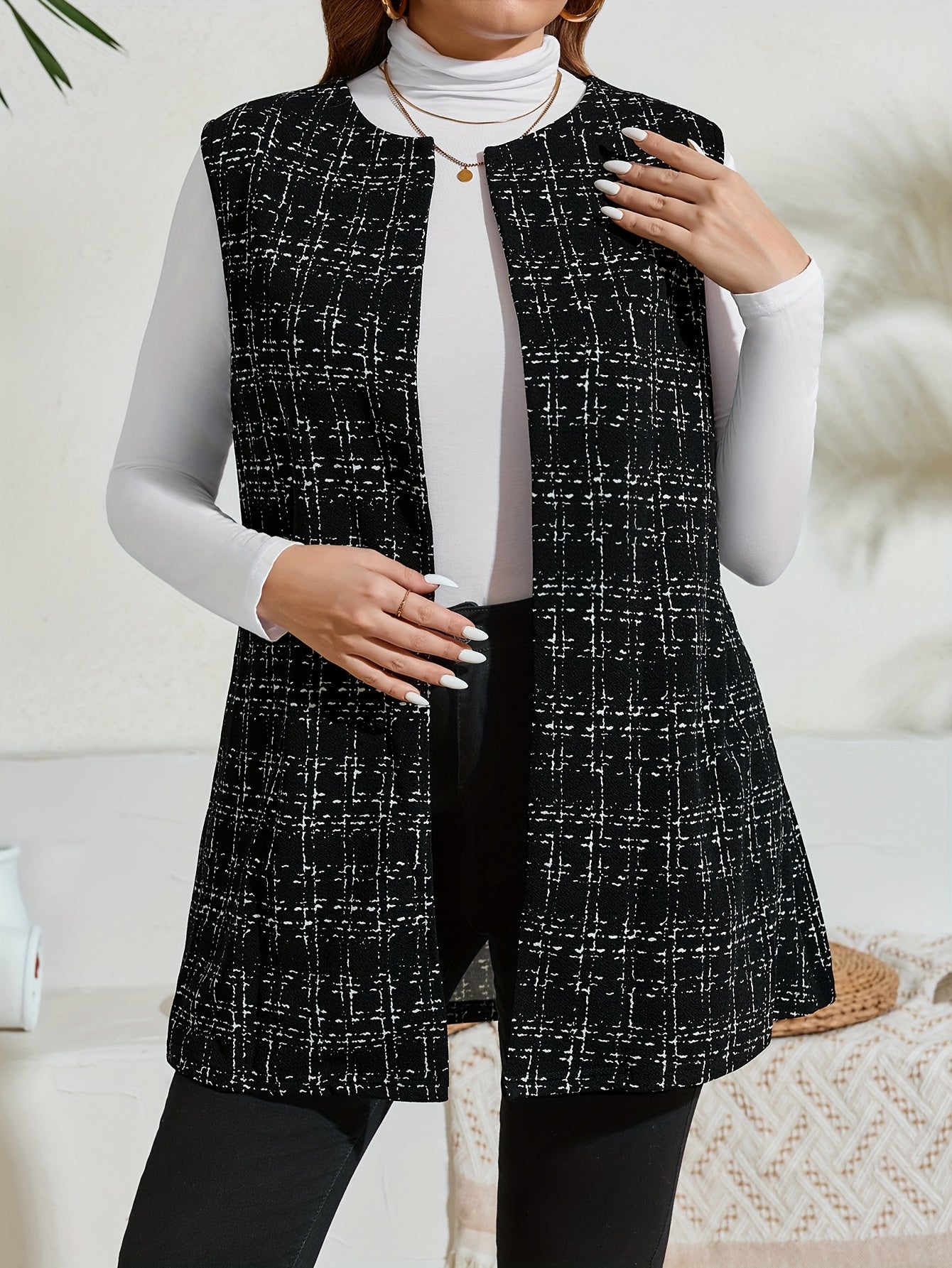 Stylish sleeveless plaid vest for plus size women, perfect for spring and fall.