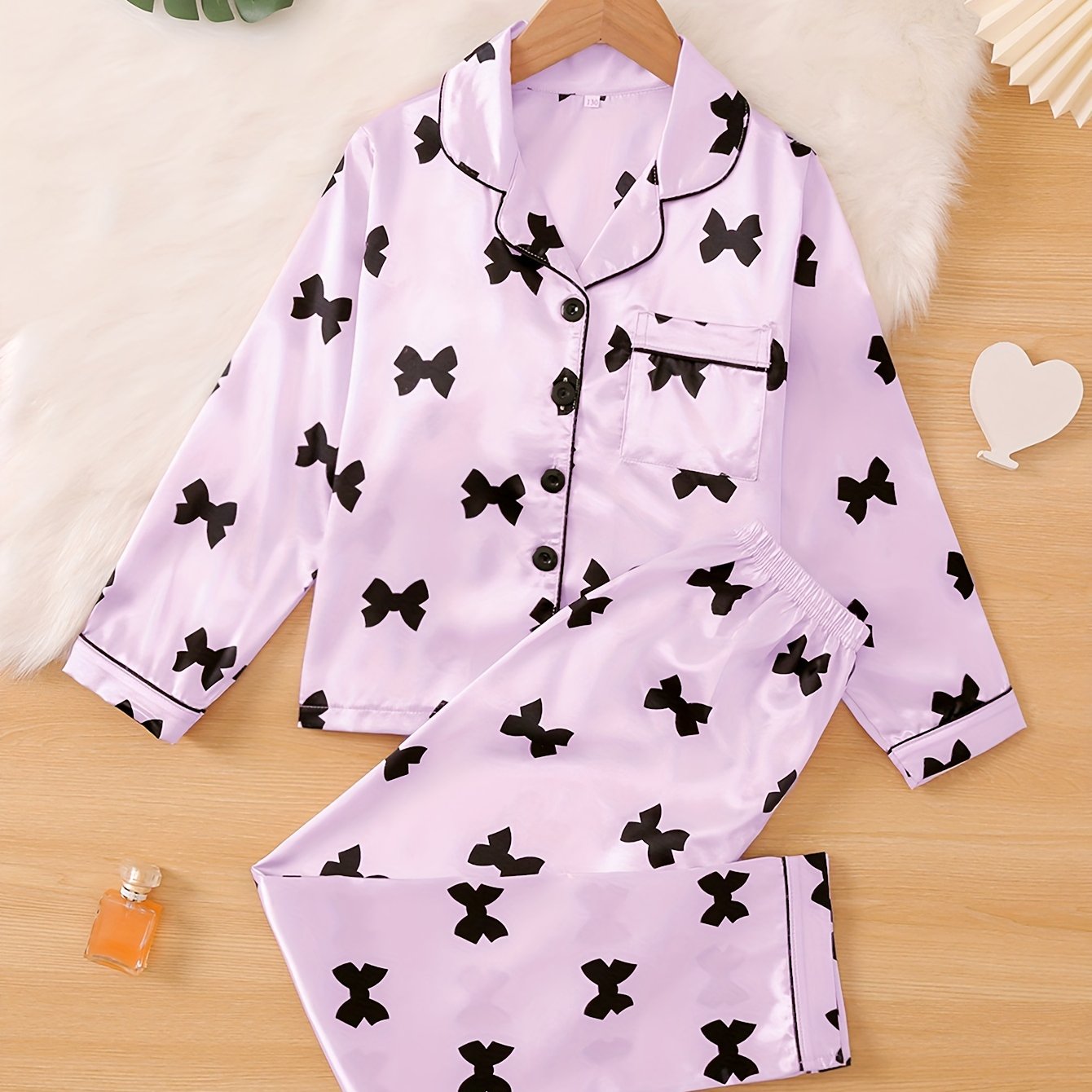 2-piece spring and autumn pajama set for girls, featuring a cute bow print on a comfortable flame-retardant fabric. Includes long-sleeve top and trousers in sizes 118.87-146.3 meters.