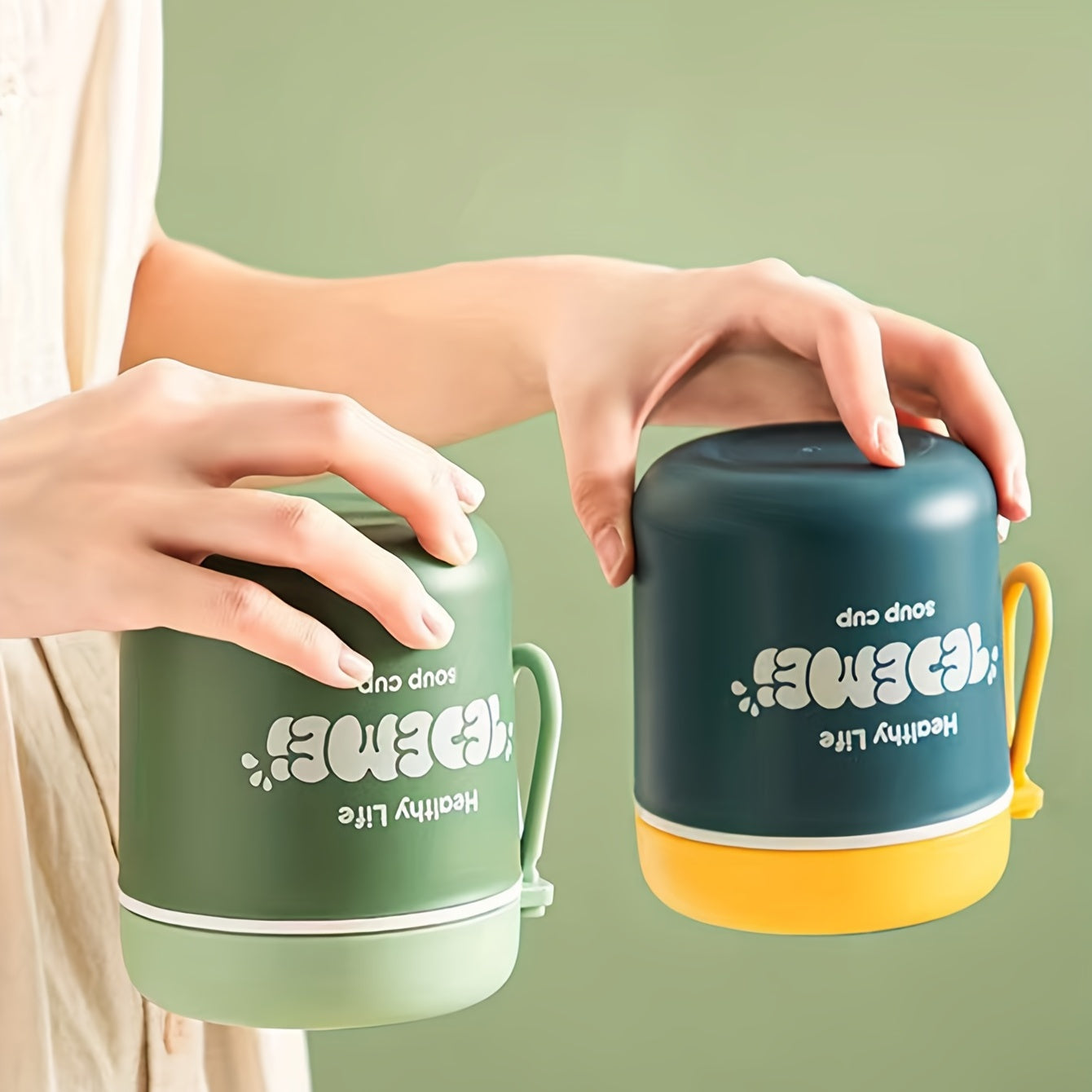 Keep your food hot or cold on the go with this insulated soup cup! Made of durable vacuum stainless steel, it has a large capacity perfect for adults and teens. Leakproof and with excellent heat and cold retention, this lunch box is ideal for school