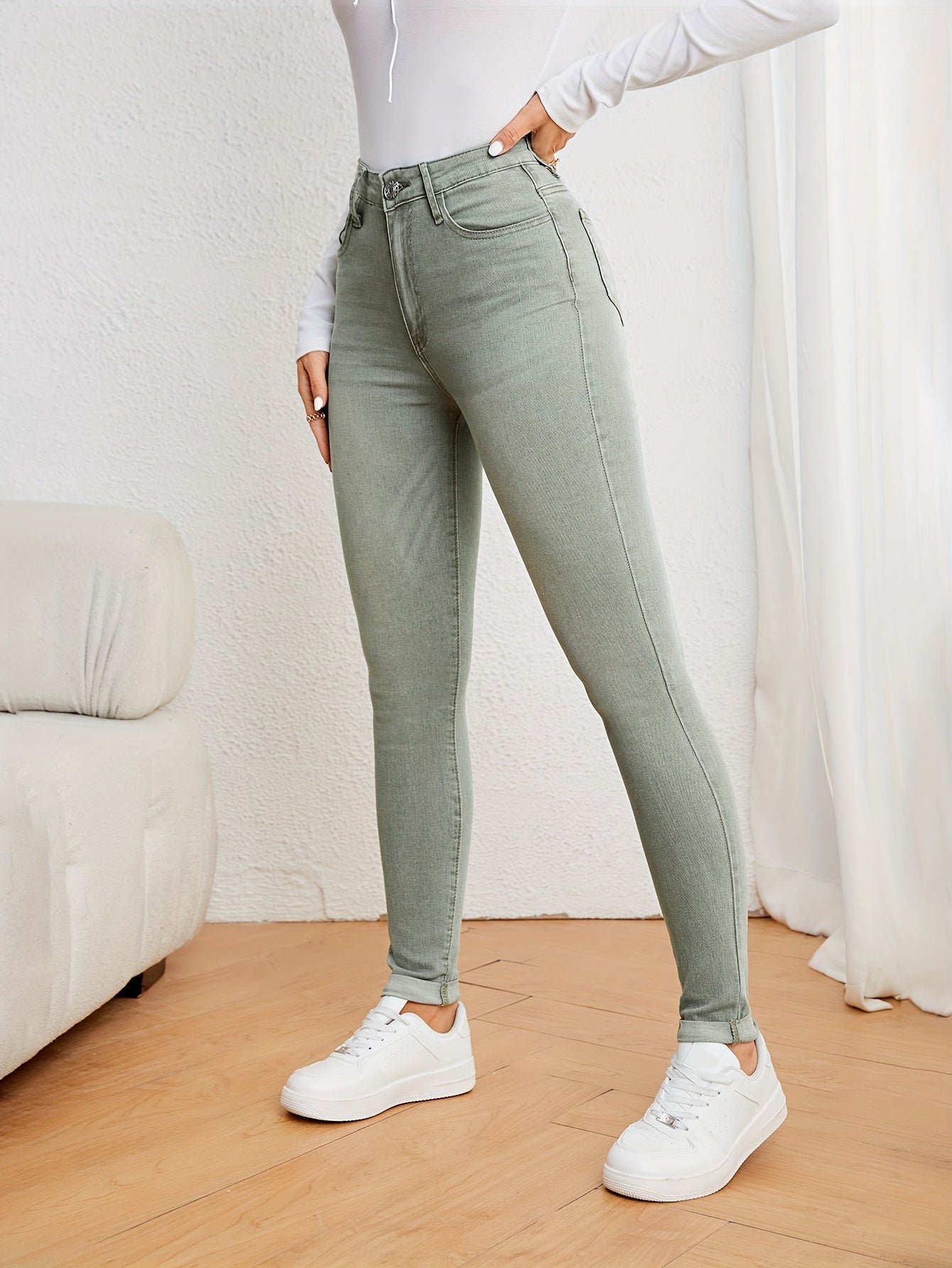 Women's casual skinny jeans made of 69% polyester, 26% viscose, and 2% elastane. Solid color washed denim in medium stretch woven fabric weighing 345g/m². Fashionable and versatile pants