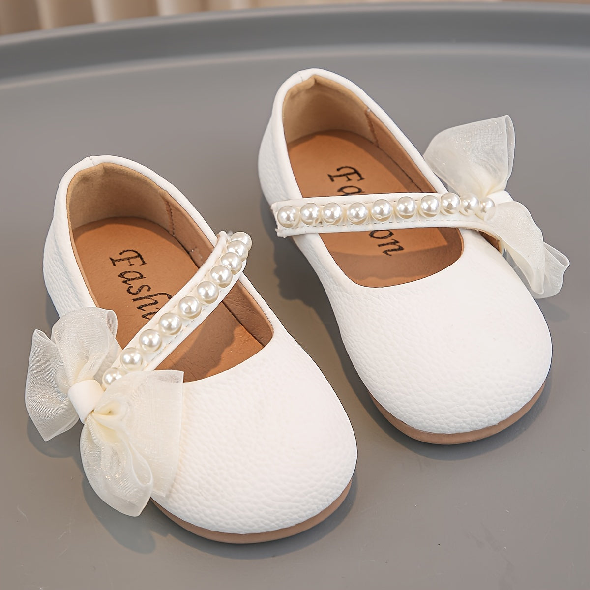 Stylish pearl bow Mary Jane shoes for girls, perfect for parties and weddings. Lightweight and breathable for spring and summer.