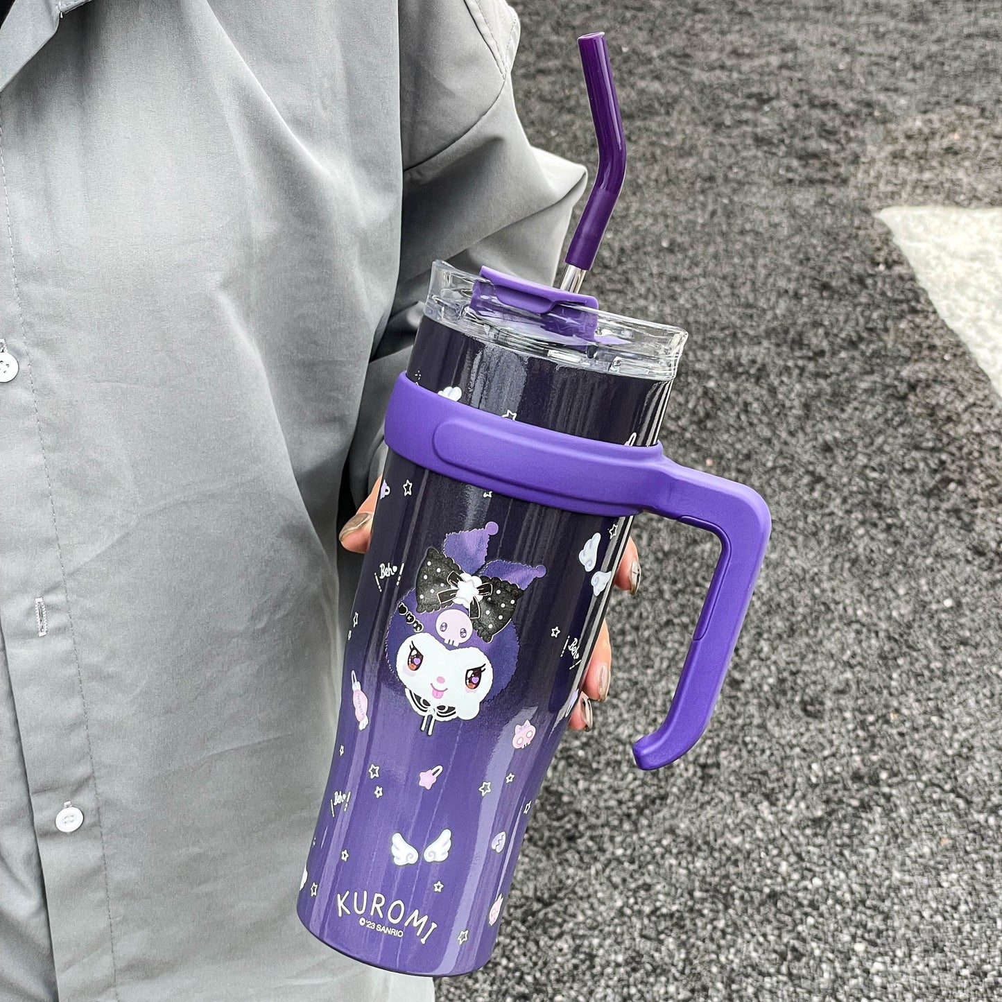 Large capacity insulation cup with a cute HelloKitty design - the perfect birthday gift! Comes with a straw for easy sipping.