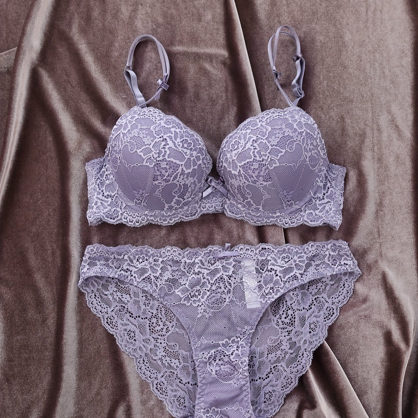 Contrast lace bra set and push-up mesh panties set for women.