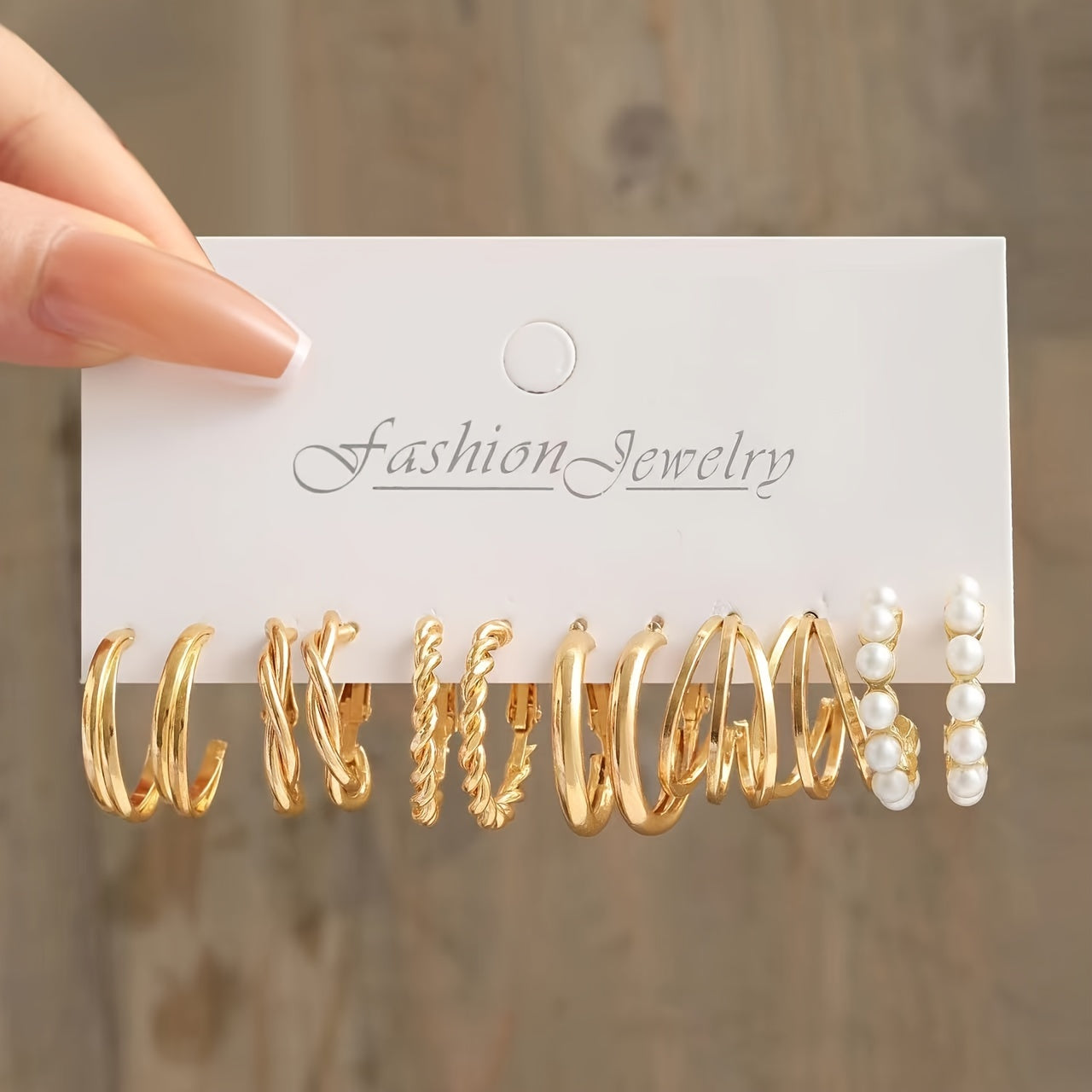 Set of delicate vintage-style hoop earrings in zinc alloy, a pretty and elegant gift for women.