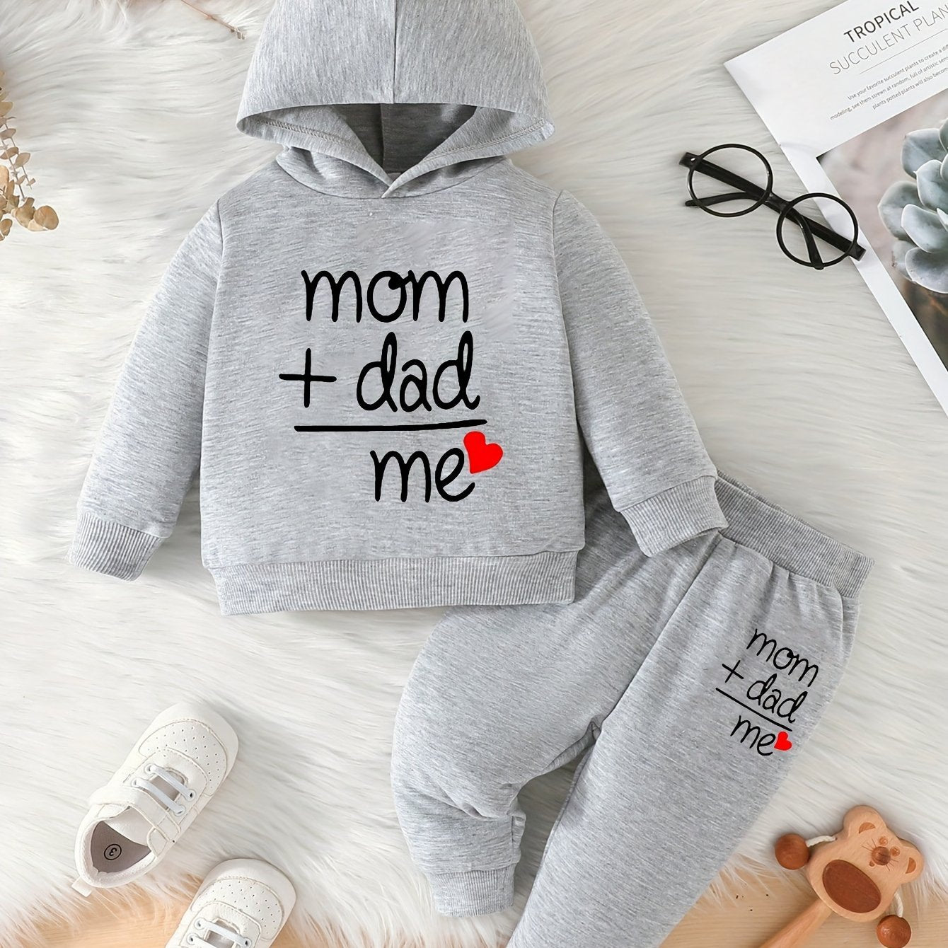 Kids' casual spring/autumn outfit with 'Love Dad Mom' letter pattern, ideal for outdoor activities.