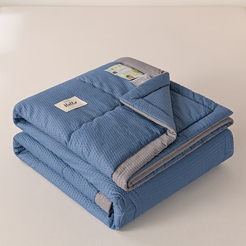 Ultra-soft lightweight summer quilt with cooling bean paste design for bedroom and guest room comfort, machine washable.