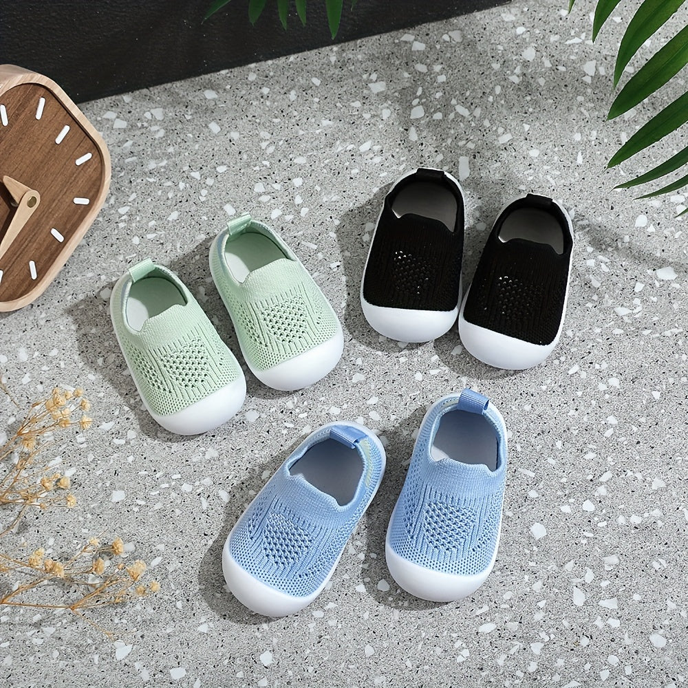 Soft infant walking shoes for toddlers made with knitted fabric.