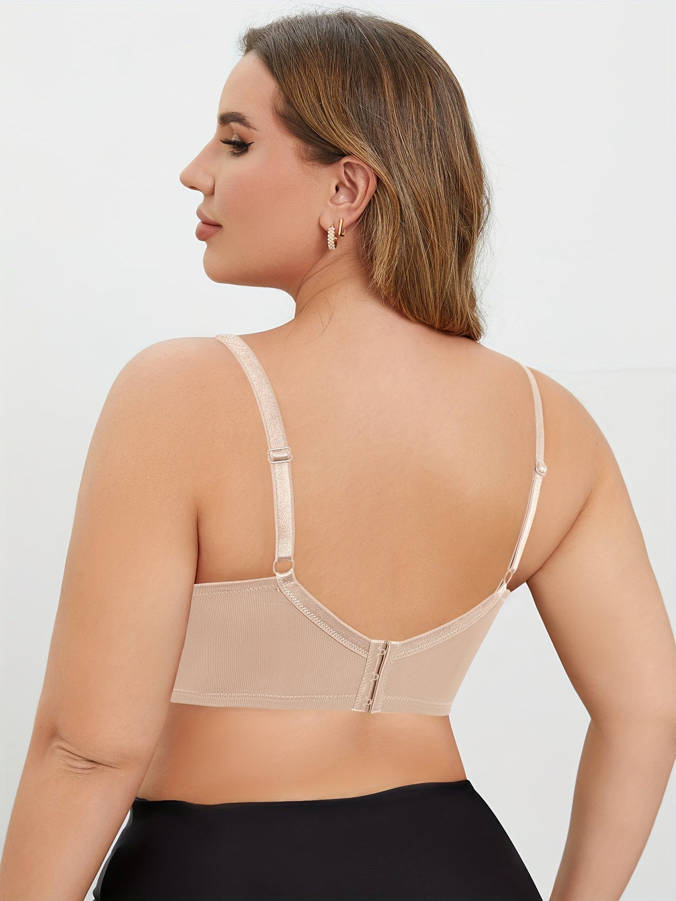 Elegant plus size underwire bra with non-removable padding and medium stretch comfort.