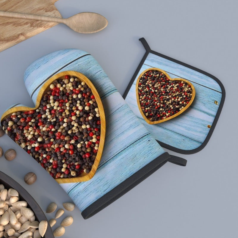 2 sets of heat resistant oven mitts and potholders with heart-shaped molds on a wooden board. Perfect for kitchen decoration, cooking, grilling, baking, and makes a great holiday gift. Suitable for use with peppercorns. Dimensions are 26.92 x 17.02 cm.