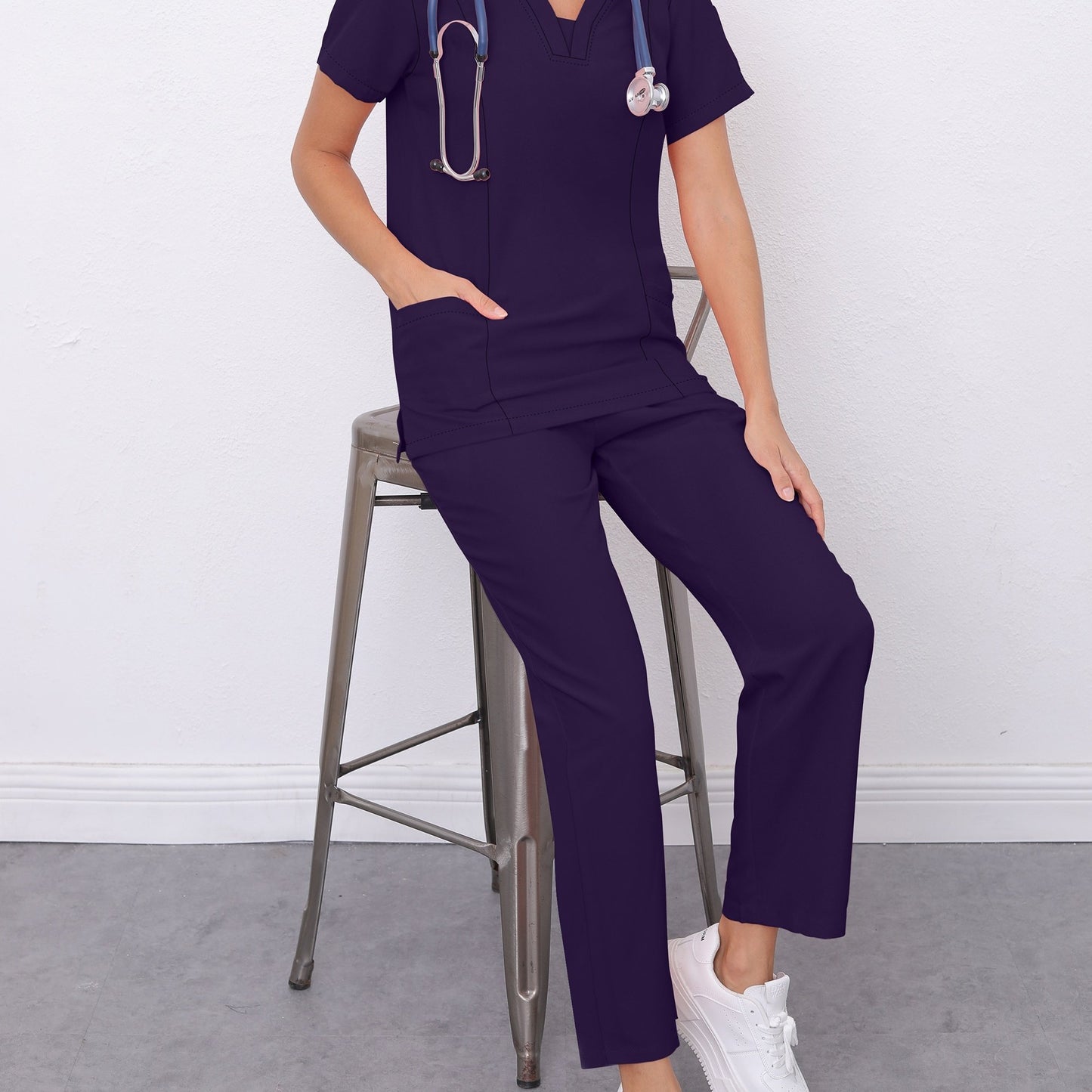 Mustahkam ayollar uchun jogger scrubs to'plami, V-shaklidagi yuqori qismi, tortishqoq shimlar va funksional cho'ntaklar - Sog'liqni saqlash mutaxassislari uchun ideal. Elastik va nafas oladigan polyester/spandeksdan tayyorlangan, mashinada yuvish mumkin.