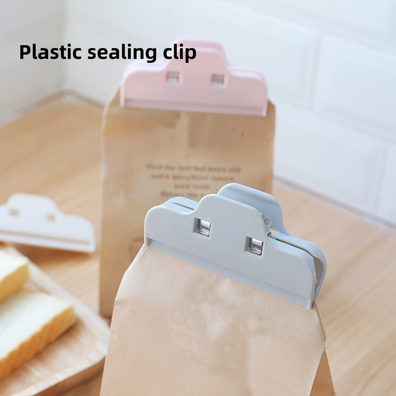 3 pieces or 5 pieces of sealing clips for the kitchen, designed specifically for sealing snacks and food bags. These strong plastic clips provide a tight seal to keep your food fresh and protected from moisture. The set includes both regular-sized and