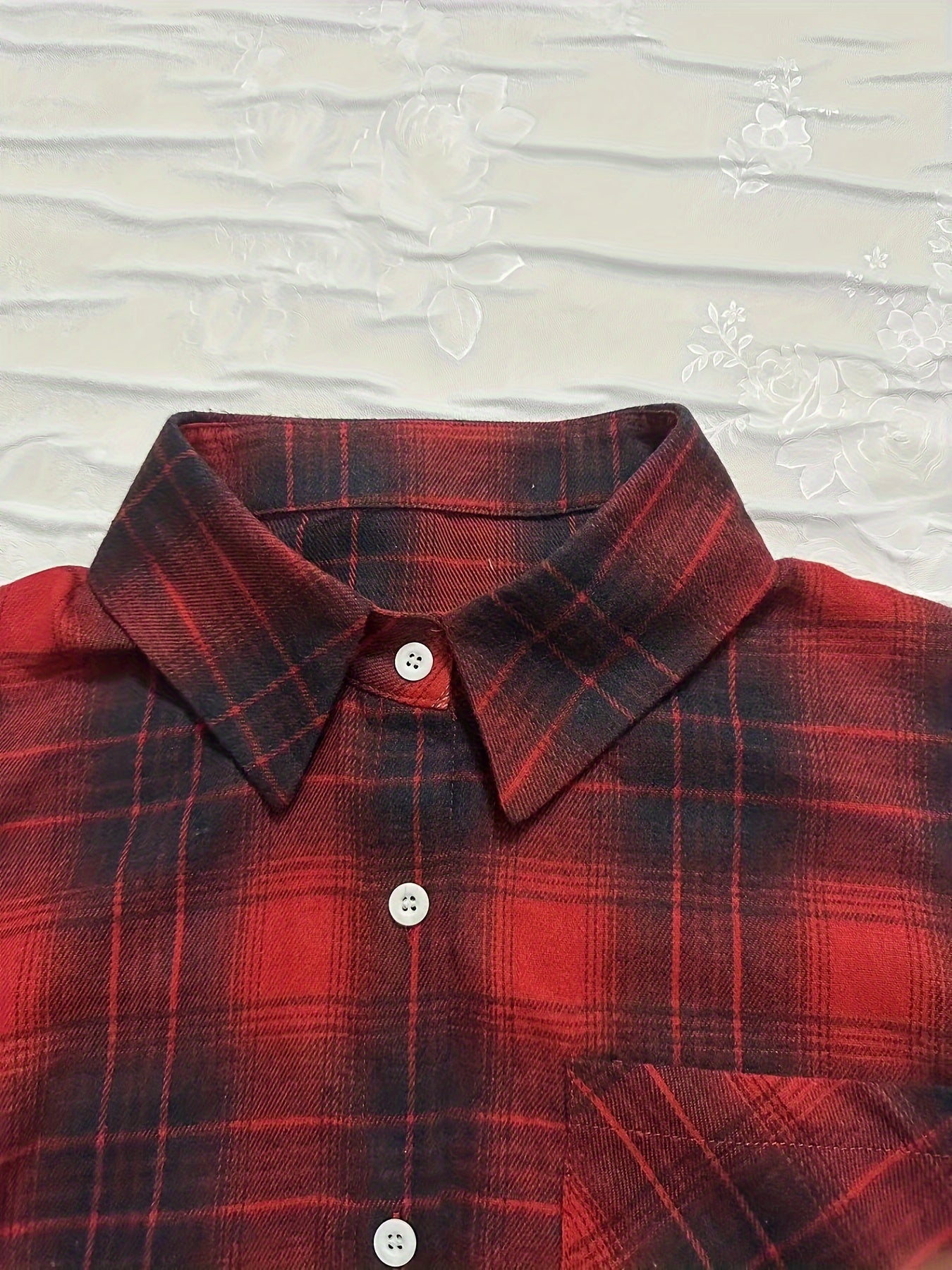 Plaid print polo collar button shirt, casual pocket long sleeve shirt for women's clothing in spring and fall.