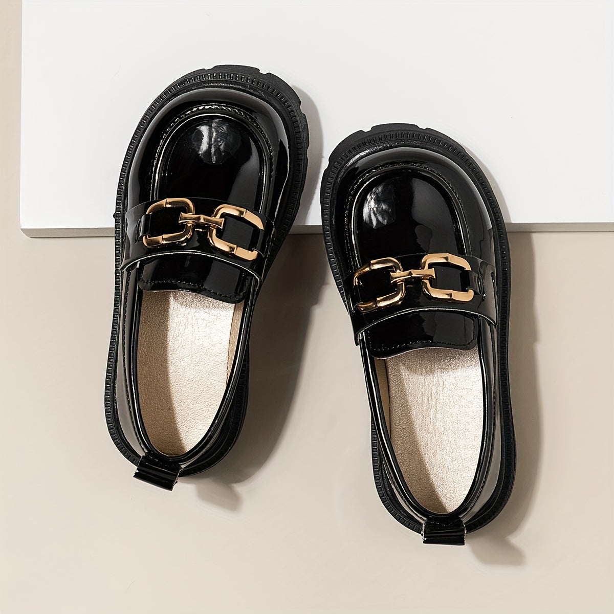 Fashionable loafers with metal buckle for kids - comfortable slip-on shoes for all seasons.