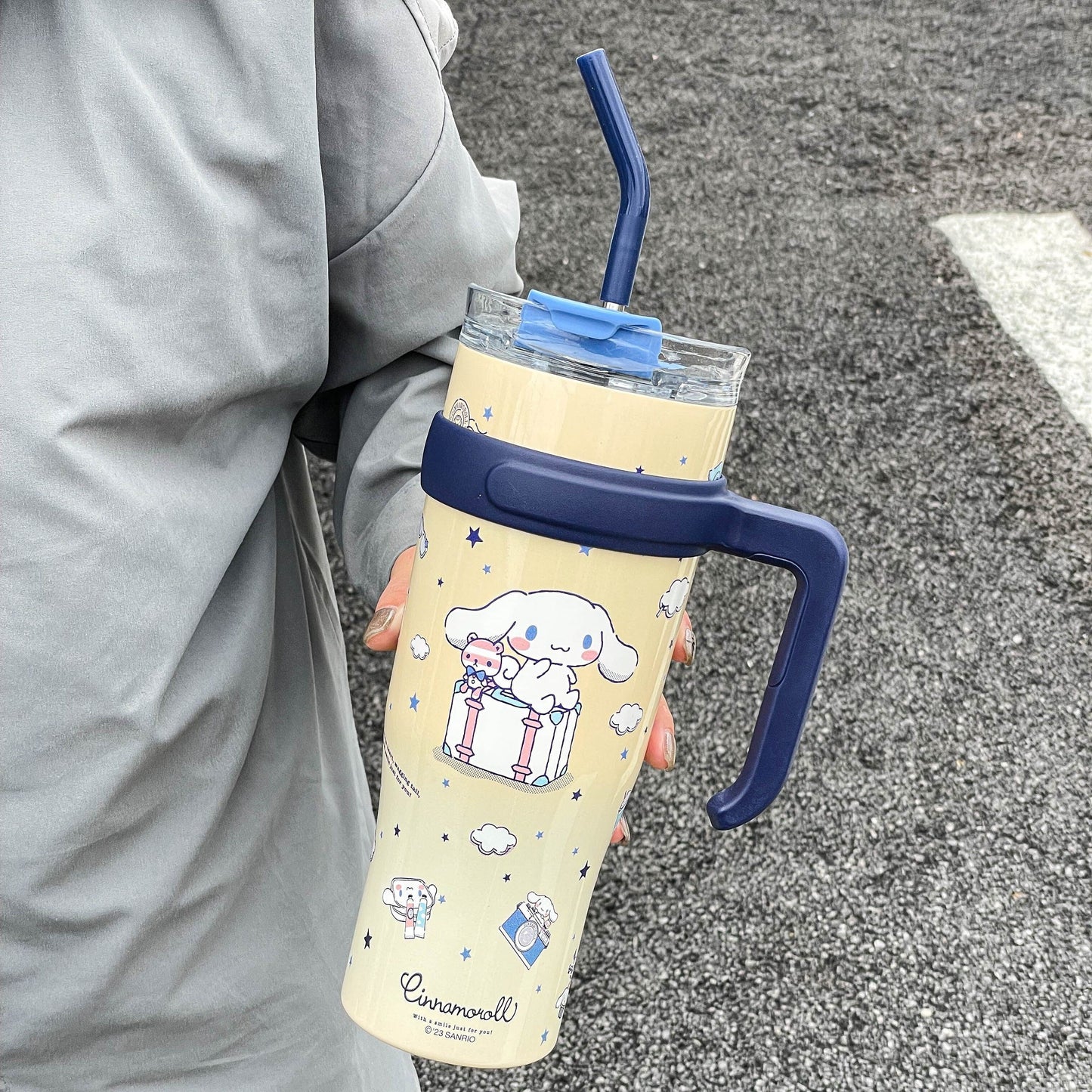 Large capacity insulation cup with a cute HelloKitty design - the perfect birthday gift! Comes with a straw for easy sipping.