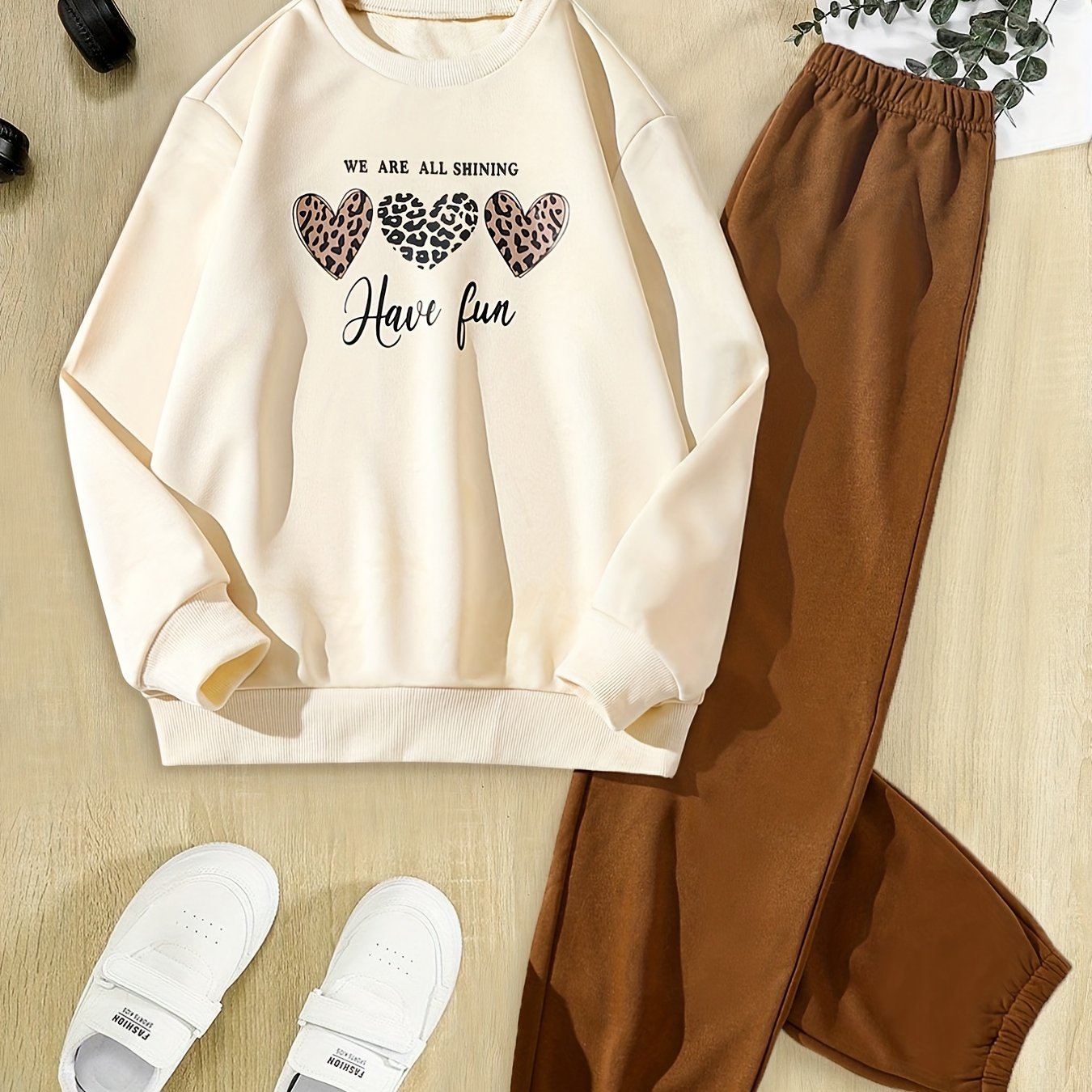 Girls' Love Round Neck Long Sleeve Suit, Long Pants, Spring and Autumn Style, Casual, Fashionable Sports, Ideal for Outdoor activities.