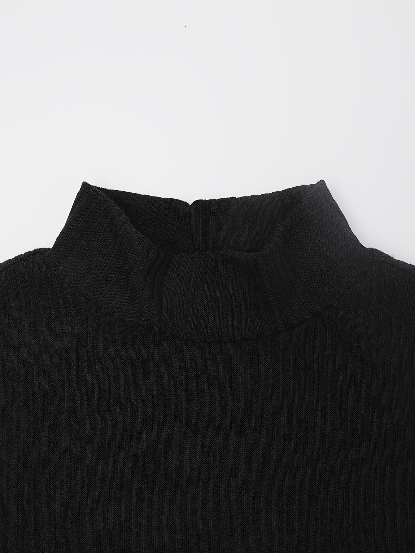 Erkaklar uchun tor kesimli qora chiziqli mock neck futbolka - cho'ziluvchan polyester aralashmasi, ribbed tuzilishi, qisqa yeng, tasodifiy yoki biznes kiyimlari uchun zamonaviy uslub.