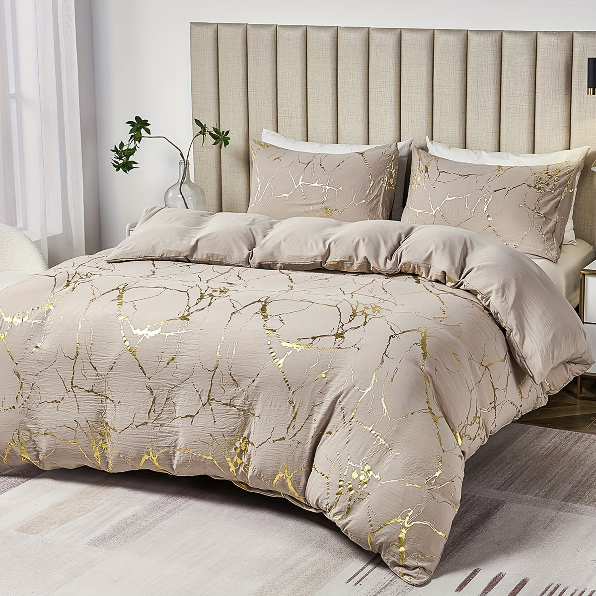 This American country style bedding set includes a duvet cover and 2 pillowcases featuring polyester marble with golden foil accents. It is available in Queen (228.6cm x 228.6cm) and King (259.08cm x 228.6cm) sizes.