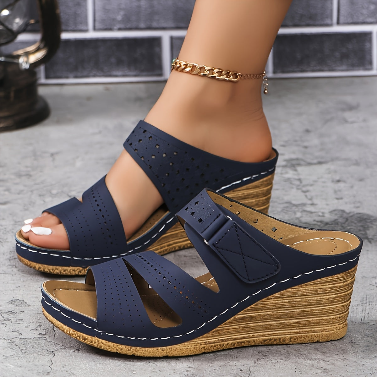 Ayollar uchun yozgi wedge sandallar, kesilgan peep toe va platforma bilan