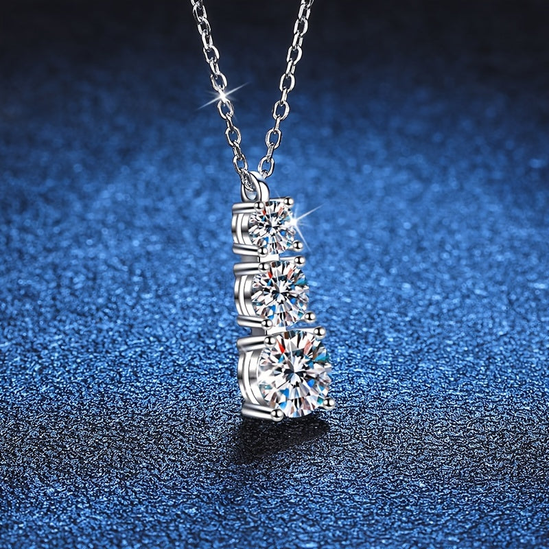 Stunning Choice: 1.8 Carat Moissanite Pendant Necklace in S925 Sterling Silver, Featuring a Triple Stone Design for Weddings and Engagements. Comes in an Elegant Box with Clavicle Chain, Ideal for Dinner Parties and as a Beautiful Gift with Bague Ringen.