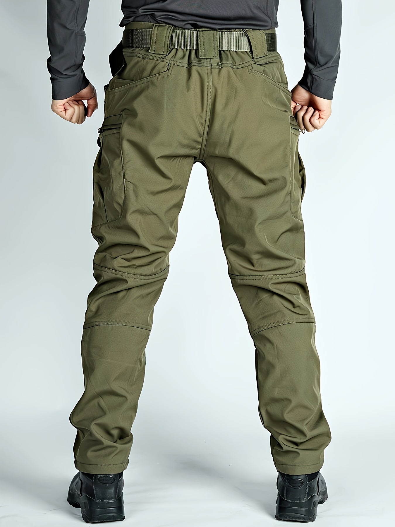 Men's outdoor thermal outfit with softshell jacket and cargo pants, ideal for outdoor activities.