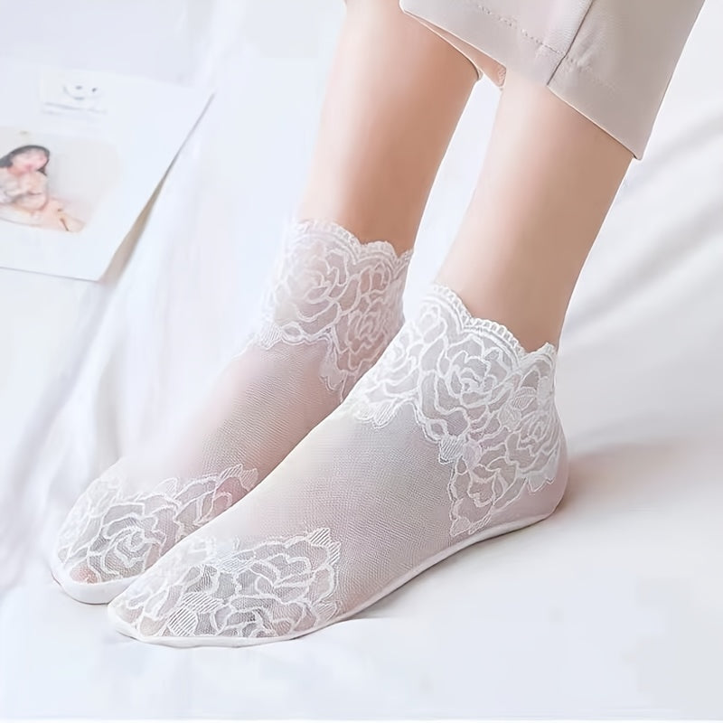 5 pairs of lace-trimmed women's socks for spring and summer, including short mesh socks with large roses and lightweight boat socks.