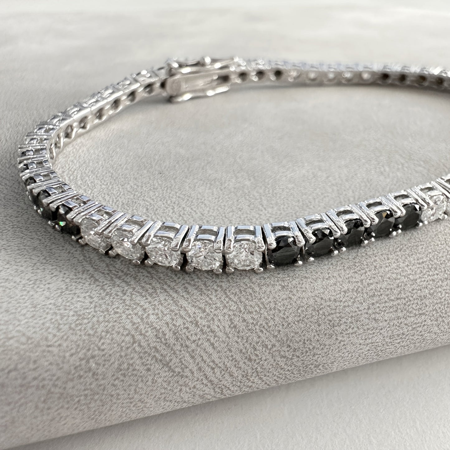 One piece of an elegant and luxurious tennis link bracelet, featuring S925 silver plating with black and white Moissanite stones. Each stone is 0.1 carats, creating a fashionable and personalized piece of jewelry perfect for parties, banquets, holidays