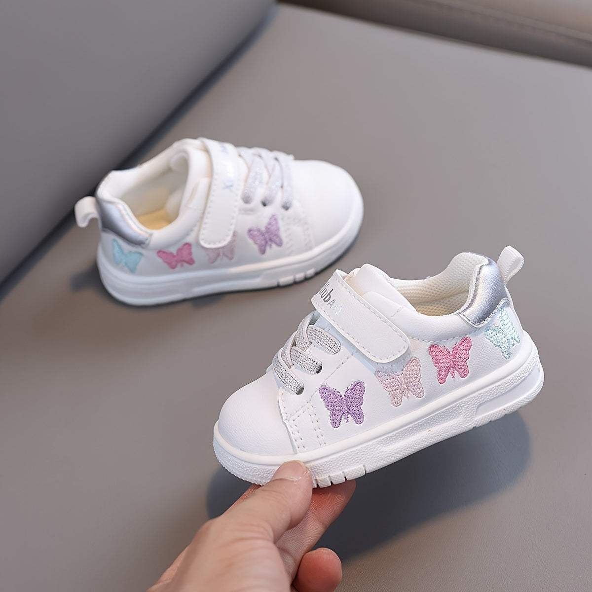 Spring and Autumn Children's breathable toddler shoes with soft soles, designed for boys and girls to prevent slipping and collisions.