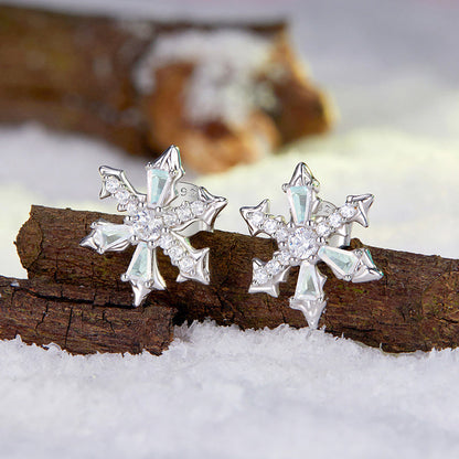 These elegant and luxurious 925 sterling silver snowflake stud earrings come in a pair, adorned with 3.5g of synthetic zirconia. They are hypoallergenic and perfect for women to wear daily or give as a gift. Ideal for the Christmas season.