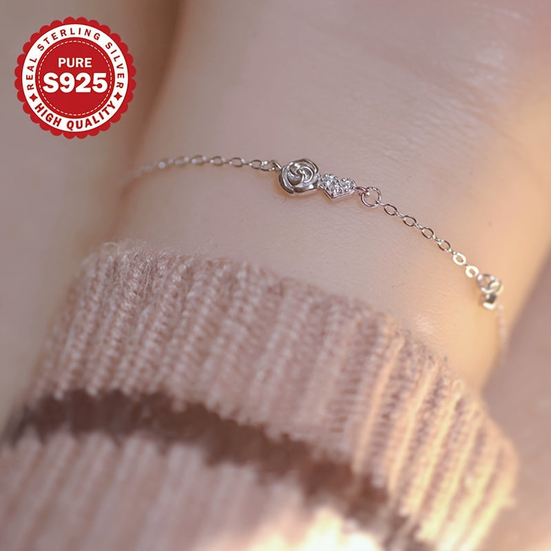 An elegant rose heart bracelet made of 18K golden-plated S925 silver, adorned with synthetic zirconia. Hypoallergenic and lightweight at 2.2g, this bracelet is the perfect gift for Valentine's Day or for daily wear. A stunning piece of jewelry for women.