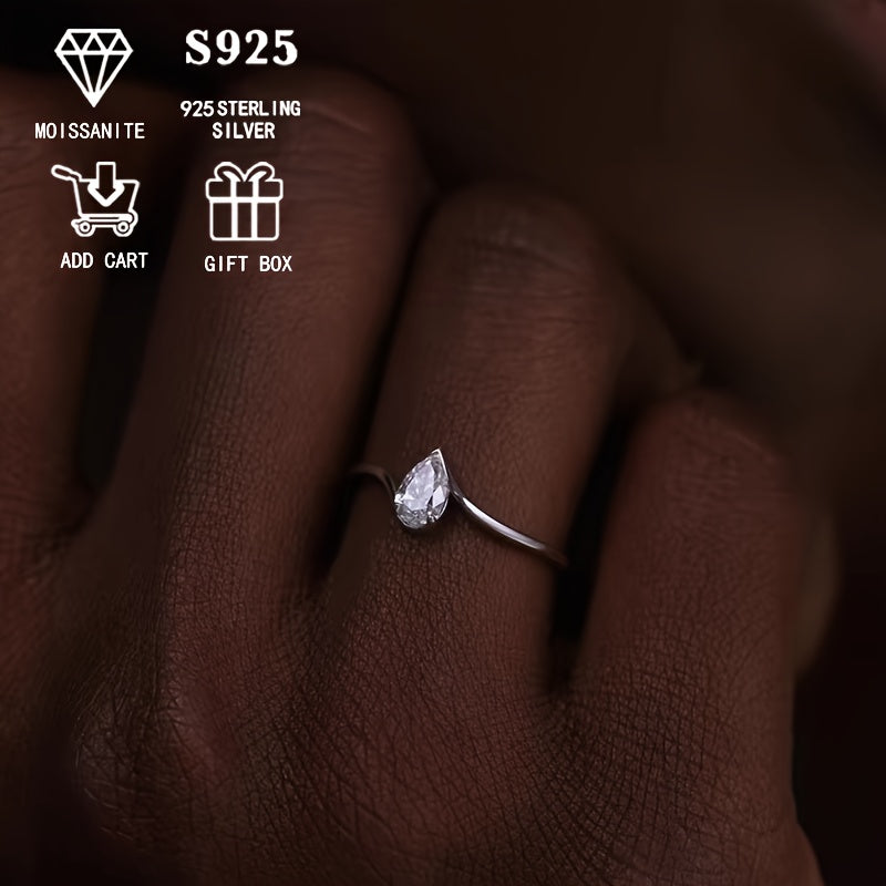 Zarif 925 Sterling Silver Moissanite tomchi uzuk, 1/2ct pirum shaklidagi tosh bilan, gippoallergen o'ralgan quloq dizayni. Ayollar uchun to'y yoki nikoh uzugi sifatida mukammal, ideal yubiley sovg'asi. All Seasons Jewelry dan sovg'a qutisi bilan birga.