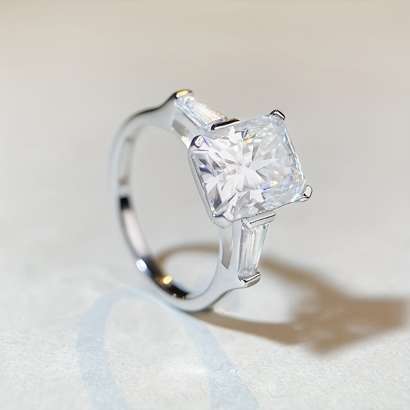 This elegant vintage ring features a stunning 4 carat Moissanite stone set in 925 silver. The simple yet luxurious design makes it a perfect choice for women's engagement or wedding ring. Its dazzling and captivating style embodies an aristocratic flair